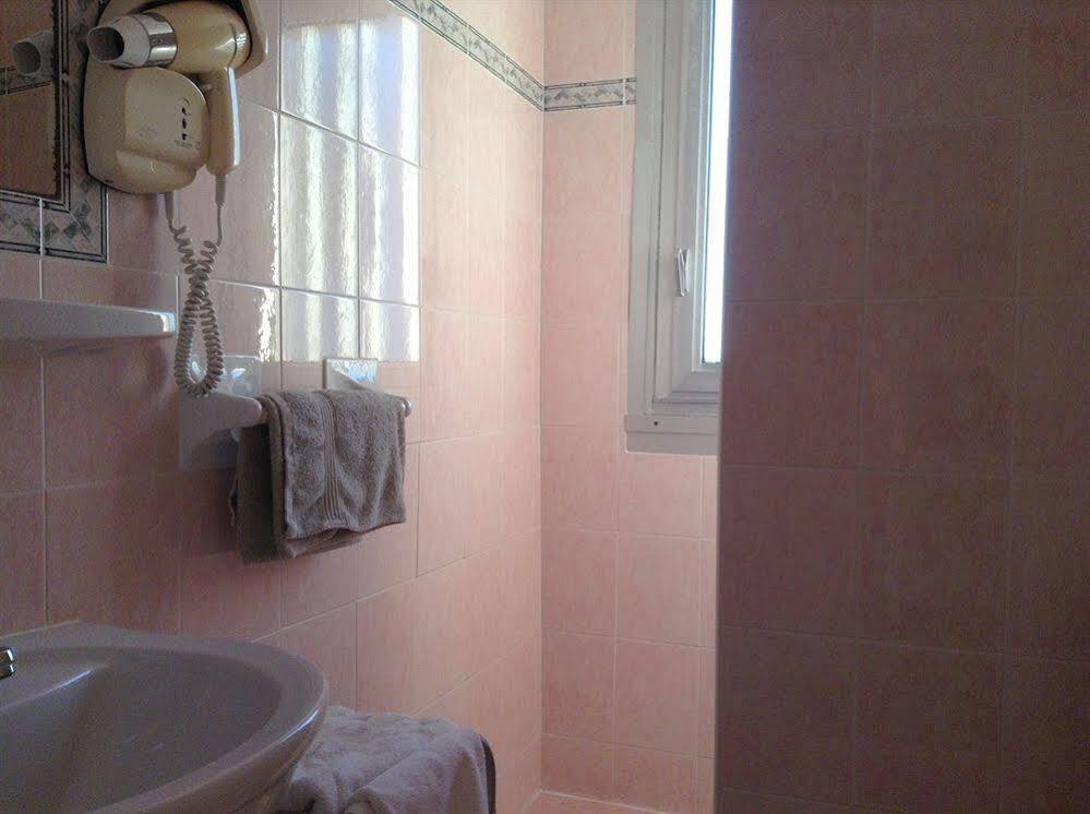 Hotel La Caravelle Frejus Bagian luar foto